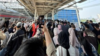 Curhat Anker Kena Potong Gaji Usai Telat Imbas KRL Anjlok di Jakarta Kota