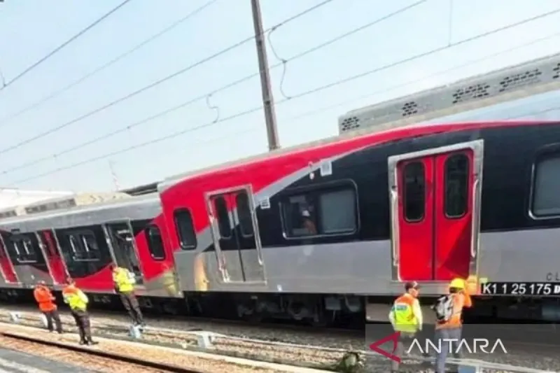 KRL mengalami ambruk di Stasiun Jakarta Kota pagi tadi. Peristiwa itu bakal diinvestigasi KNKT.  (ANTARA/Risky Syukur/am.)
