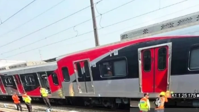 KRL mengalami anjlok di Stasiun Jakarta Kota pagi tadi. Peristiwa itu akan diinvestigasi KNKT.  (ANTARA/Risky Syukur/am.)
