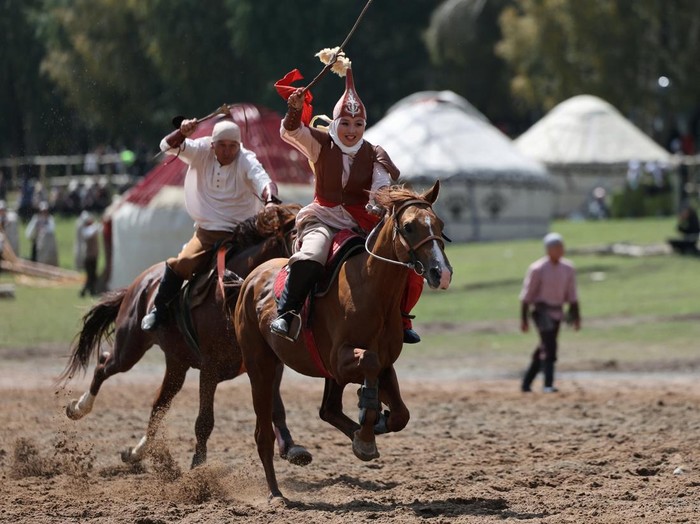 Participants from the UK take part in a tug-of-war competition during the VI World Nomad Games, an international cultural and ethnic sporting event, in the Kyrchyn Gorge, Issyk-Kul Region, Kyrgyzstan, September 2, 2026. REUTERS/Pavel Mikheyev