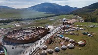 Kyrchyn Gorge di wilayah Issyk-Kul, Kyrgyzstan, berubah menjadi salah satu pusat perhelatan VI World Nomad Games 2026. Dari udara, kawasan yang berada di tengah lanskap pegunungan tersebut tampak dipenuhi fasilitas dan area kegiatan untuk menyambut ribuan peserta serta pengunjung dari berbagai negara. REUTERS/Pavel Mikheyev