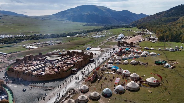 Participants from the UK take part in a tug-of-war competition during the VI World Nomad Games, an international cultural and ethnic sporting event, in the Kyrchyn Gorge, Issyk-Kul Region, Kyrgyzstan, September 2, 2026. REUTERS/Pavel Mikheyev