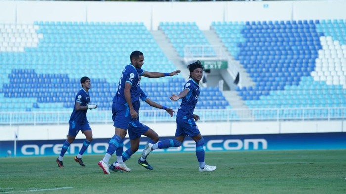 Laga Arema FC vs Isenmulang Kalteng FC