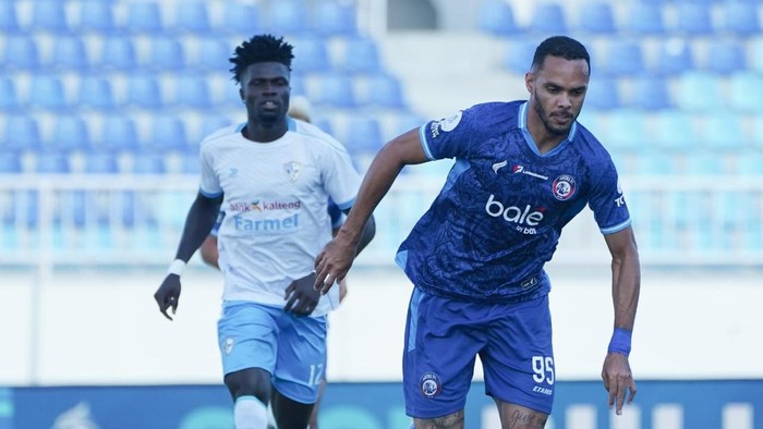 Laga Arema FC vs Isenmulang Kalteng FC