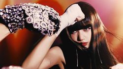 Lisa BLACKPINK Naik Tuktuk & Muay-Thai Buat SaWaDiKa