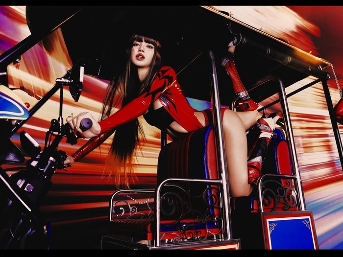 Lisa BLACKPINK untuk promosi single SaWaDiKa.