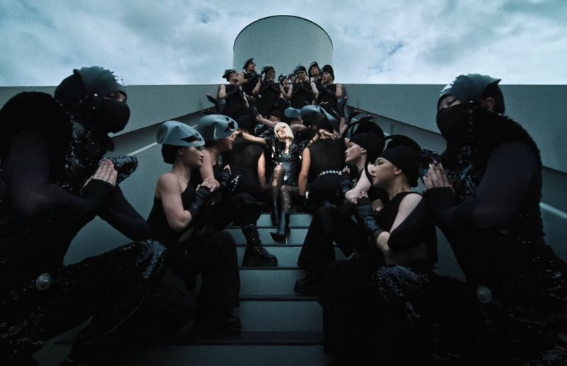 Lisa BLACKPINK Karya seni instalasi di Dib Bangkok eksis dalam MV SaWaDiKa milik Lisa BLACKPINK.