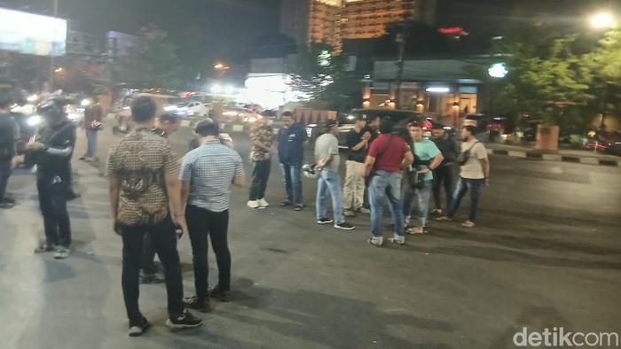 Mahasiswa demo di Jalan AP Pettarani Makassar, Sulawesi Selatan (Sulsel) berakhir ricuh.