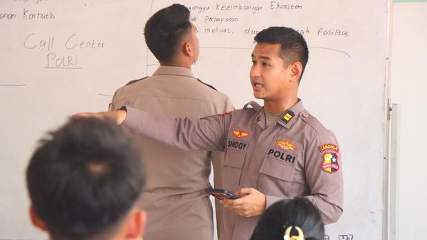 Mahasiswa S2 STIK Polri mengunjungi Katingan, Kalteng, untuk sosialisasi pencegahan karhutla. (dok.istimewa)