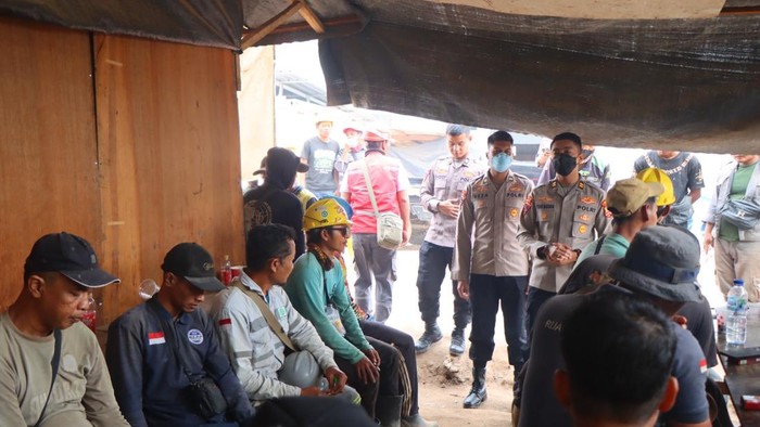 Mahasiswa S2 STIK Polri mengunjungi Katingan, Kalteng, untuk sosialisasi pencegahan karhutla. (dok.istimewa)