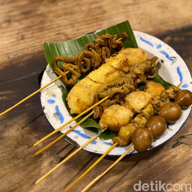 Mampir ke Angkringan Favorit Jokowi di Solo, Ada Sate hingga Teh Poci!