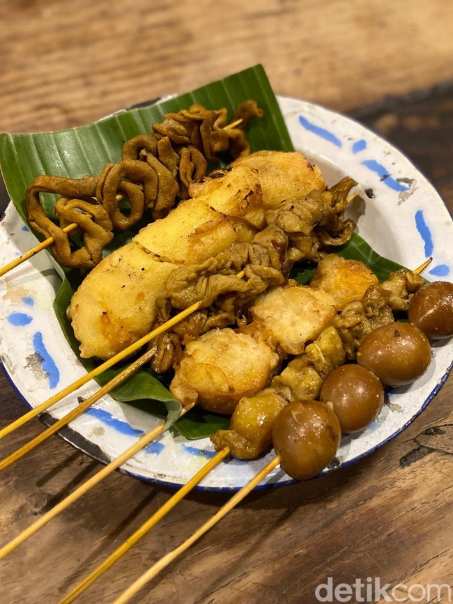 Mampir ke Angkringan Favorit Jokowi di Solo, Ada Sate hingga Teh Poci!