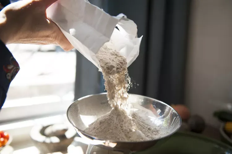 Manfaat menaburkan tepung di kebun