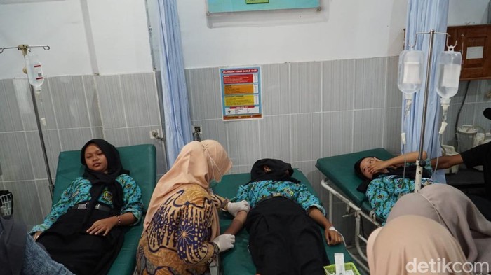 Siswa SMPN 1 Kabuh Jombang saat mendapat perawatan usai keracunan MBG