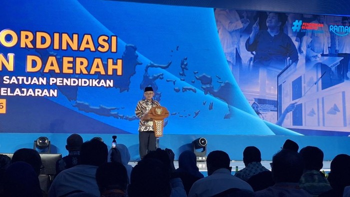 Mendikdasmen dalam Rapat Koordinasi Daerah Revitalisasi Sekolah di Hotel Grand Sahid Jaya, Jalan Jenderal Sudirman, Jakarta Pusat pada Jumat (4/9/2026).