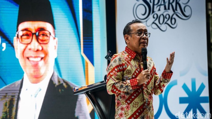 Menteri Koordinator Bidang Pembangunan Manusia dan Kebudayaan (Menko PMK) Pratikno menekankan pentingnya manusia tetap memegang kendali dalam pemanfaatan kecerdasan buatan (AI) saat memberi pemaparan kepada mahasiswa baru Universitas Cakrawala, Jakarta, Jumat (4/9/2026).