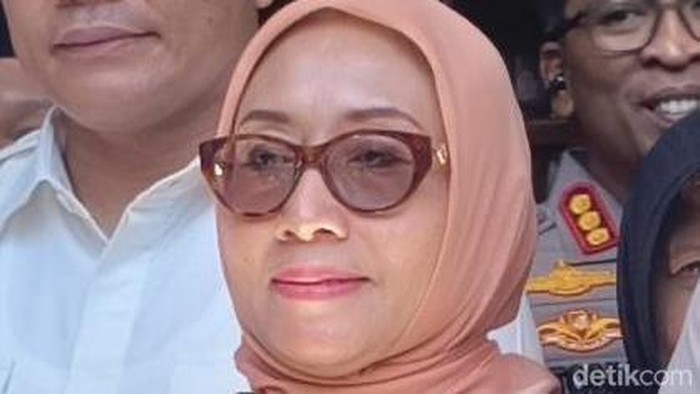 Menteri PPPA saat berkunjung ke Sidoarjo untuk meninjau kondisi santri keracunan MBG.