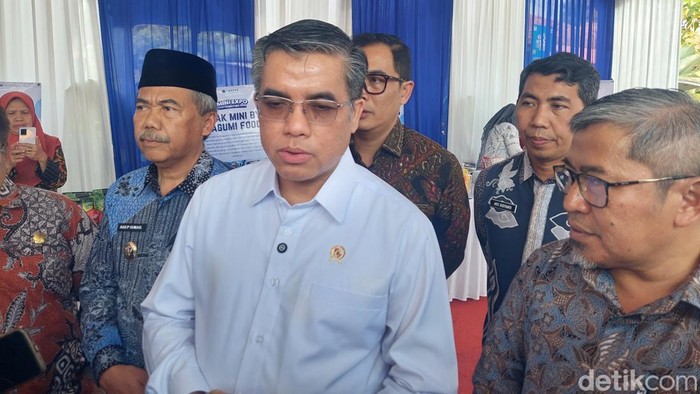 Menteri Tenaga Kerja, Yassierli saat kunjungi Balai Perluasan Kesempatan Kerja Kementerian Ketenagakerjaan di Lembang