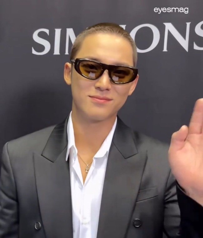 Dalam kesempatan itu, Mingyu tampil berbalut setelan jas hitam dan kemeja putih. Kacamata hitam yang dikenakan saat sesi foto di red carpet menambah pesonanya. Foto: dok. X
