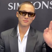 Dalam kesempatan itu, Mingyu tampil berbalut setelan jas hitam dan kemeja putih. Kacamata hitam yang dikenakan saat sesi foto di red carpet menambah pesonanya. Foto: dok. X