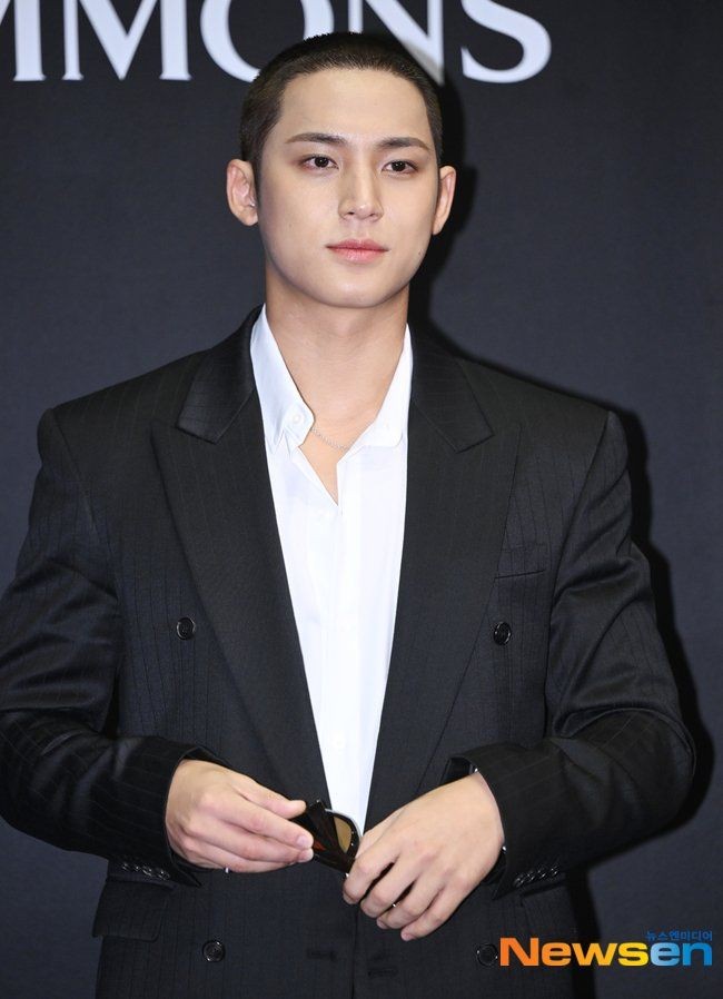 Mingyu SEVENTEEN menampilkan karismanya dengan rambut buzzcut jelang keberangkatan wajib militer minggu depan. Foto: dok. X