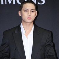 Mingyu SEVENTEEN menampilkan karismanya dengan rambut buzzcut jelang keberangkatan wajib militer minggu depan. Foto: dok. X