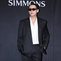 Hingga kini, penggemar sudah melihat banyak versi Mingyu dengan potongan rambut berbeda termasuk gondrong. Potongan buzzcut ini akhirnya terlihat karena Mingyu akan memulai wamil 10 September. Foto: dok. X