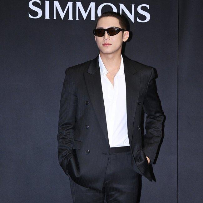 Pesona Mingyu SEVENTEEN Tampil Buzzcut Jelang Wamil, Auranya Tumpah-tumpah