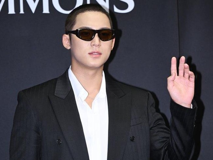 Pesona Mingyu SEVENTEEN dengan rambut buzzcut saat menghadiri pop-up store SIMMONS.