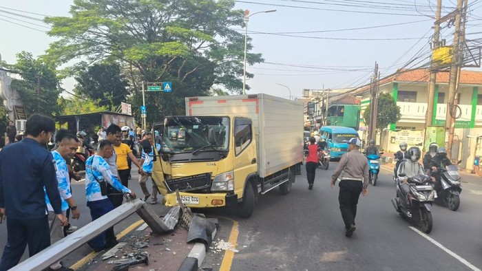 Mobil boks menabrak pembatas jalan hingga ringsek di Jalan Raya Bogor, Jumat (4/9/2026) pagi