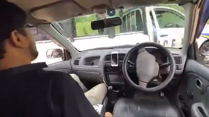 Mobil tanpa sopir tabrak mobil polisi