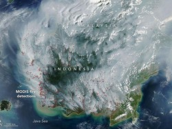 Video Penampakan Pulau Kalimantan Diselimuti Asap