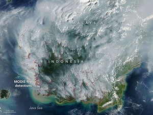Video Penampakan Pulau Kalimantan Diselimuti Asap