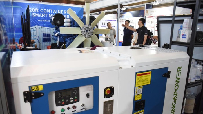 Pameran Indonesia Energy and Engineering Series Pengunjung memandang produk ketenagalistrikan nan ditampilkan di dekat maket pemberdayaan daya pada Indonesia Energy & Engineering (IEE) Series - Energy Week 2026 di JIExpo Kemayoran, Jakarta, Jumat (4/9/2026). Pameran nan diikuti 451 perusahaan dari 28 negara tersebut mempertemukan tiga sektor strategis ialah ketenagalistrikan, penyimpanan energi, dan prasarana digital dalam satu ekosistem. ANTARA FOTO/Indrianto Eko Suwarso/YU