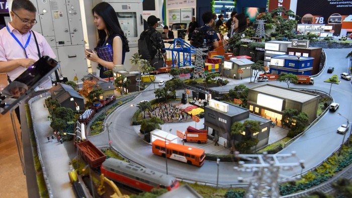 Pengunjung memandang produk ketenagalistrikan nan ditampilkan di dekat maket pemberdayaan daya pada Indonesia Energy & Engineering (IEE) Series - Energy Week 2026 di JIExpo Kemayoran, Jakarta, Jumat (4/9/2026). Pameran nan diikuti 451 perusahaan dari 28 negara tersebut mempertemukan tiga sektor strategis ialah ketenagalistrikan, penyimpanan energi, dan prasarana digital dalam satu ekosistem. ANTARA FOTO/Indrianto Eko Suwarso/YU