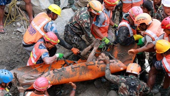 Para petugas penyelamat mengevakuasi korban dalam keadaan hidup setelah sembilan hari terjebak di terowongan usai banjir bandang dahsyat menerjang Nepal pada 26 Agustus lalu (via REUTERS/Nepal Army)