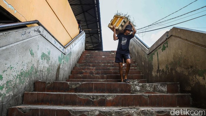 Pasar Sukapura Bertahan di Tengah Bangunan nan Memprihatinkan Aktivitas jual beli tetap berjalan di Pasar Sukapura, Cilincing, Jakarta Utara, Jumat (4/9/2026), meski sejumlah bagian bangunannya mulai mengalami kerusakan.