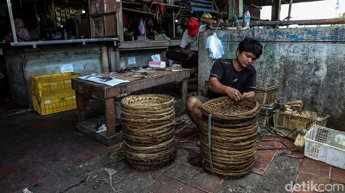 Aktivitas jual beli tetap berlangsung di Pasar Sukapura, Cilincing, Jakarta Utara, Jumat (4/9/2026), meski sejumlah bagian bangunannya mulai mengalami kerusakan.