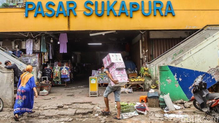 Pasar Sukapura Bertahan di Tengah Bangunan nan Memprihatinkan Aktivitas jual beli tetap berjalan di Pasar Sukapura, Cilincing, Jakarta Utara, Jumat (4/9/2026), meski sejumlah bagian bangunannya mulai mengalami kerusakan.
