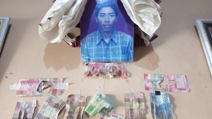 Patung garuda dan potongan uang rupiah, dolar beserta BPKB di ruang tamu rumah orang tua AR