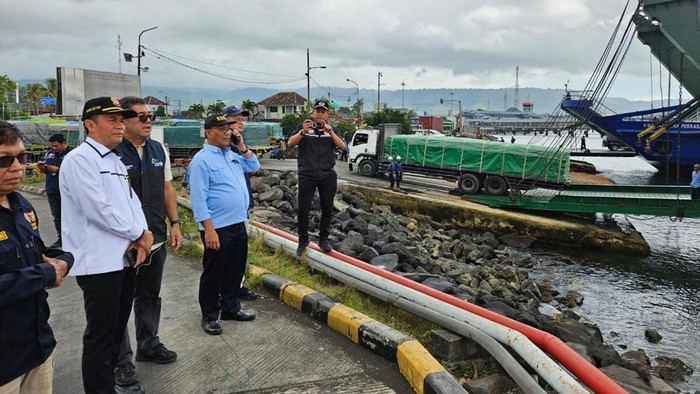 Ketua Umum DPP GAPASDAP Khoiri Soetomo saat meninjau operasional dermaga LCM di Ketapang Banyuwangi