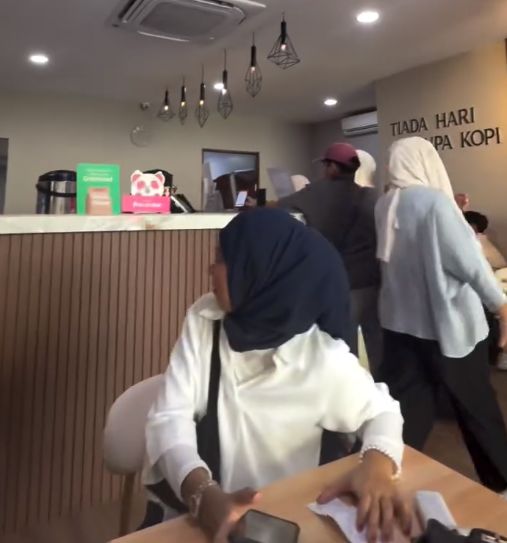 Viral! Pelanggan Inisiatif Bantu Barista yang Kewalahan Terima Pesanan