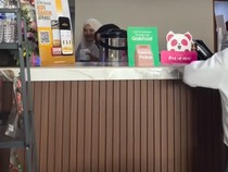 Viral! Pelanggan Inisiatif Bantu Barista yang Kewalahan Terima Pesanan