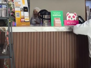 Viral! Pelanggan Inisiatif Bantu Barista yang Kewalahan Terima Pesanan