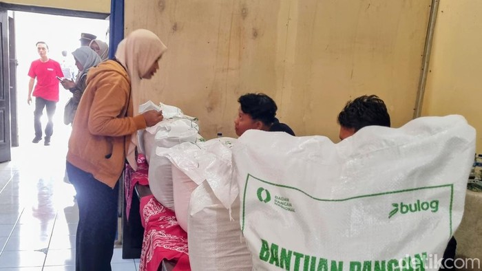 Pembagian beras bantuan dari Bulog.