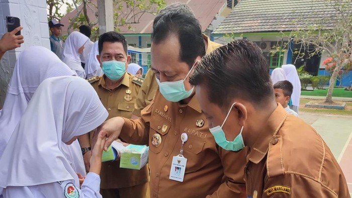 Pembagian masker dampak kabut asap di sekolah setelah aktivitas tatap muka digelar