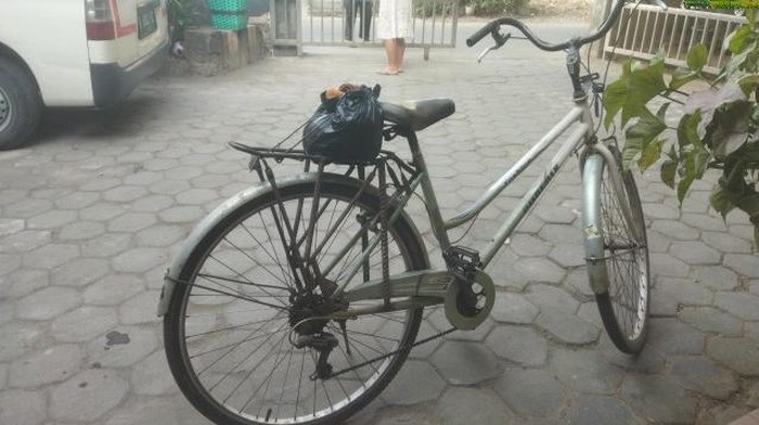 Penampakan sepeda ontel yang ditinggalkan pelaku pencurian motor di Manjung, Ngawen, Klaten. Foto diunggah Jumat (4/9/2026).