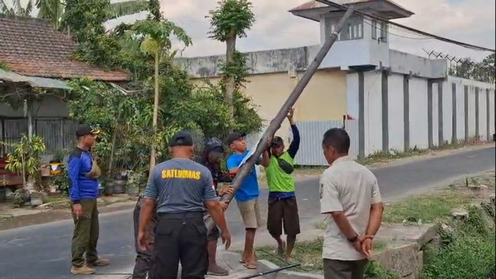 Penertiban jaringan kabel optik ilegal di Tulungagung