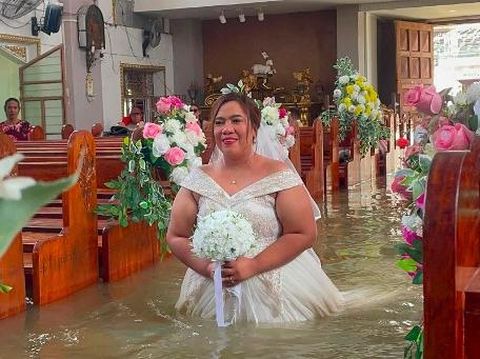 Pengantin di Filipina Menikah di Tengah Banjir