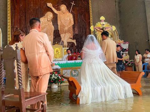 Pengantin di Filipina Menikah di Tengah Banjir